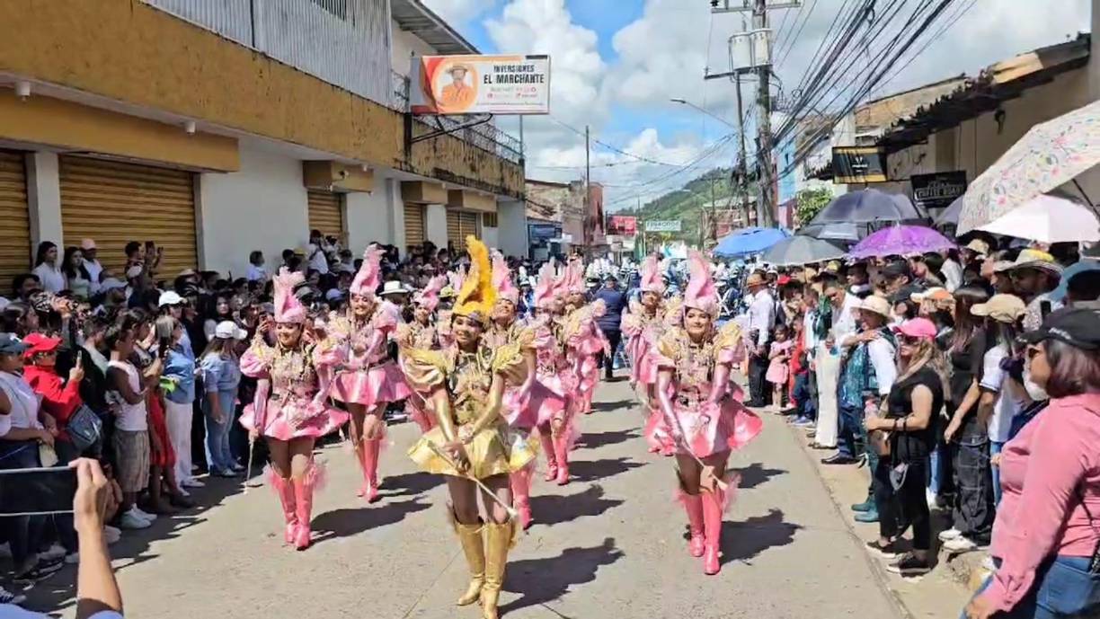 En su cuenta de Instagram, la diseñadora Carlota Molina Lovo describe que este año “los trajes de nuestras hermosas palillonas son un homenaje a la belleza, transformación y evolución, reflejando los profundos cambios que están ocurriendo en el instituto Cosme García C”.