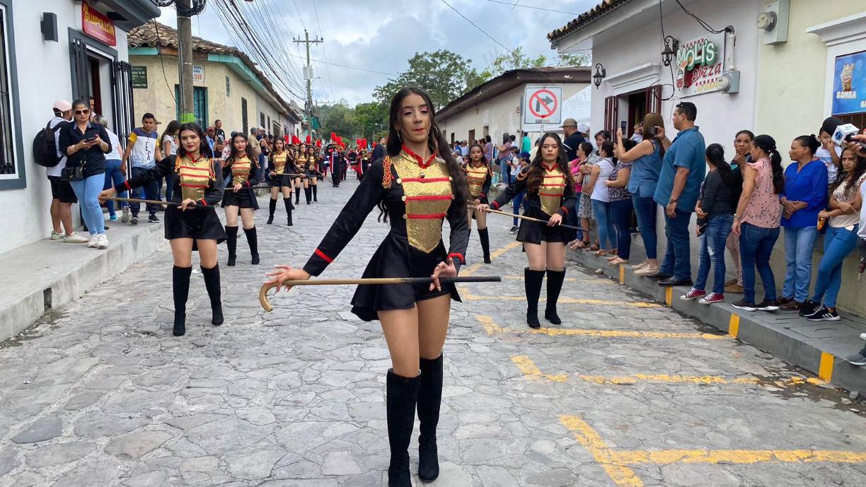 Y es que los grupos de palillonas siempre son los más esperados en los desfiles, y en esta ocasión la alumna Francia Castro se robó las miradas del público asistente en esta fiesta cívica.