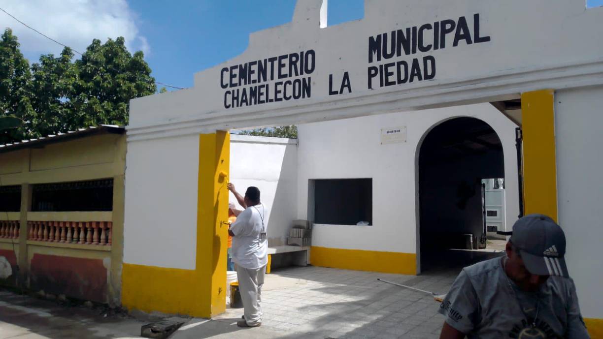 El cementerio de Chamelecón también fue arreglado para que los sampedranos visiten a sus parientes fallecidos.