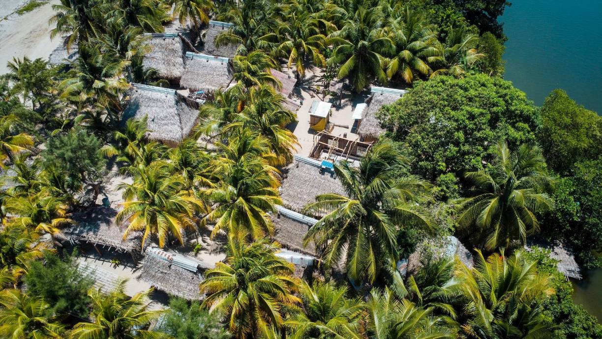 En Miami viven unas 150 personas en al menos 80 pequeñas casas, construidas casi en su totalidad, de techos de manaca y paredes de varas bambú. La comunidad no tiene electricidad ni agua potable, aunque perforan pozos cuya agua ayuda para el quehacer. Algunos vecinos tienen paneles solares.