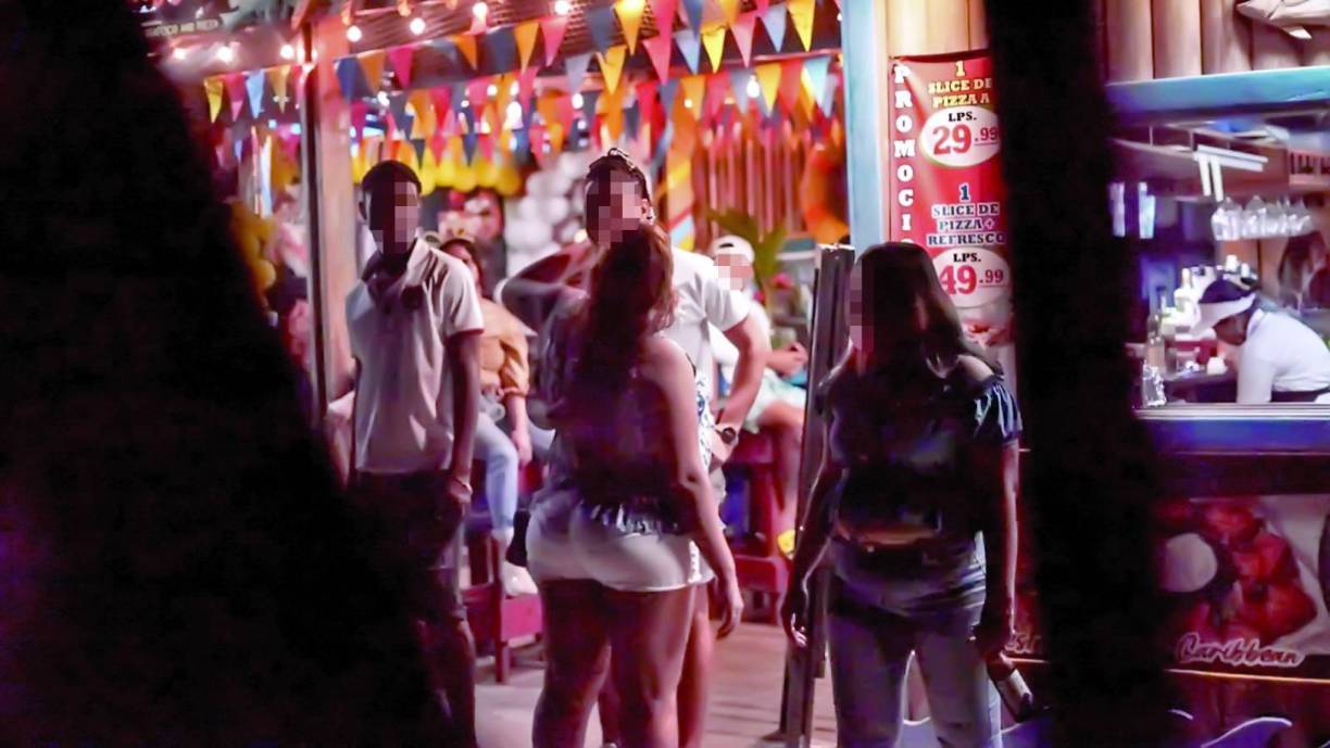 Una vez en el hotel se pudo observar de mejor manera a la rubia, en efecto su escultural cuerpo resultaba una atracción, así como su peculiar y pícaro modo de hablar. Antes de entrar al baño se le dijo a la mujer la verdad: “Somos parte de un equipo de prensa que desea mostrar el turismo sexual en Roatán”. Sin mayores problemas se comprobó que no solo es ver las mujeres con los extranjeros, en la isla el turismo sexual es sumamente fuerte y descarado.