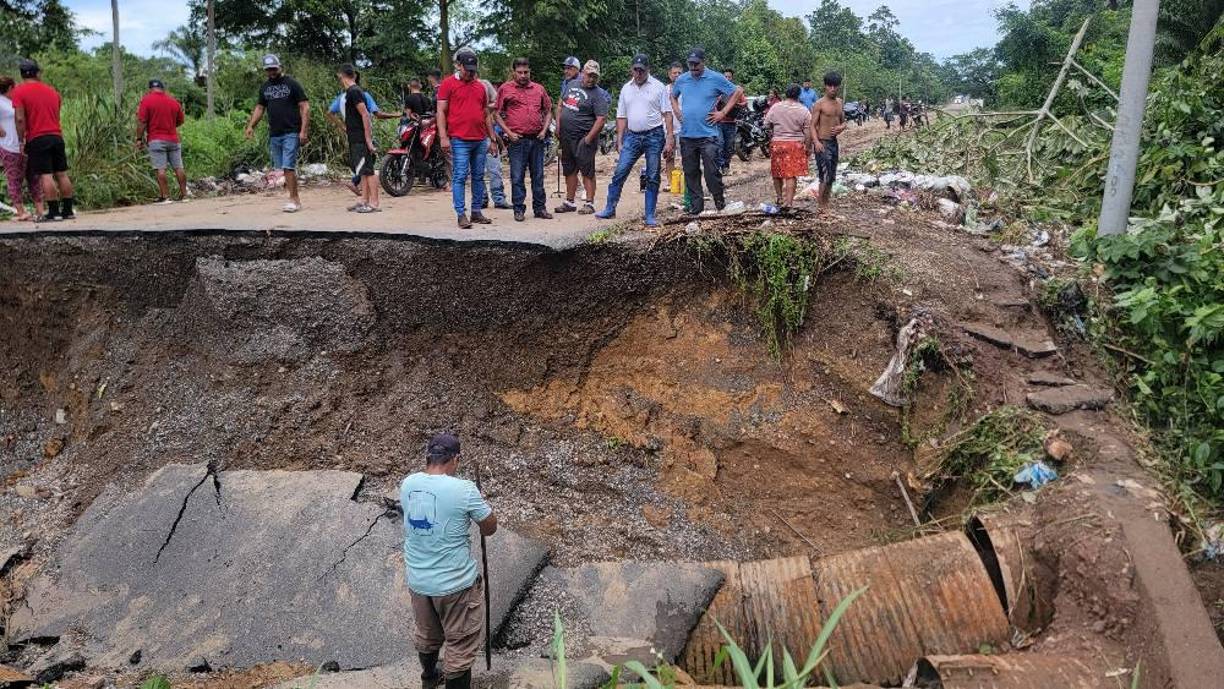 En sus redes sociales, el diputado de Yoro publica los daños que dejó la tormenta en ese departamento.