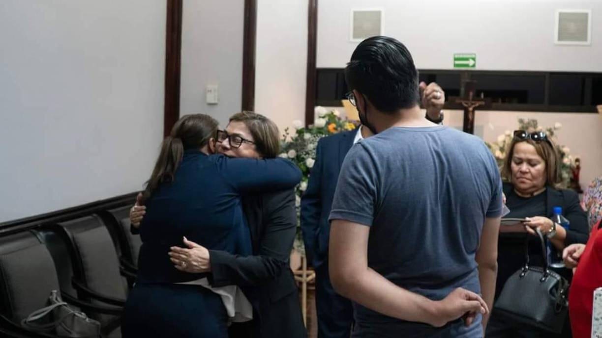 María Elena Argeñal, madre de David, recibió las muestras de pesar entre miembros de su congregación y amigos que llegaron a acompañarles en este duro momento.