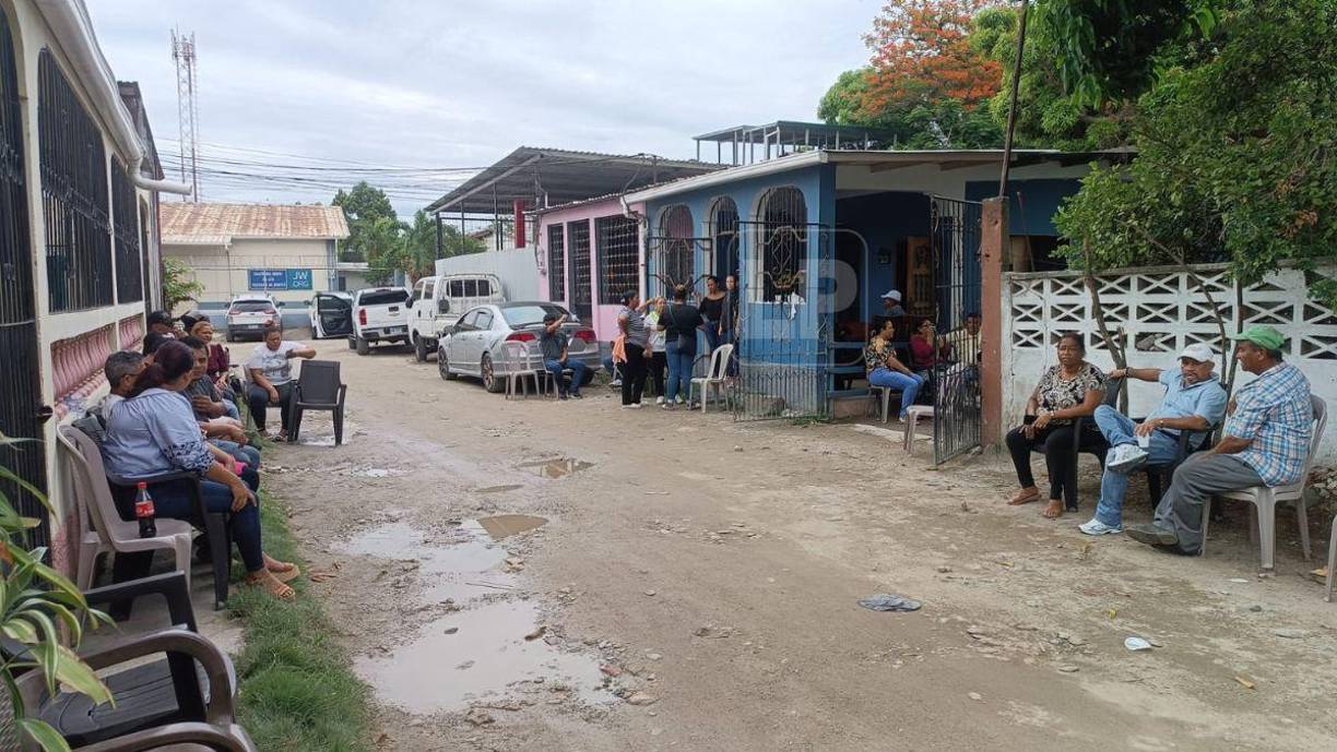 ”Doña Yesenia era de esas personas serviciales que daba lo mejor, siempre que traía ropa para regalar se le notaba que lo hacía con amor y dando prendas en perfecto estado”, dijo un vecino que el domingo pidió un minuto de silencio en su honor en la iglesia Restauración y Vida de la colonia Honduras.