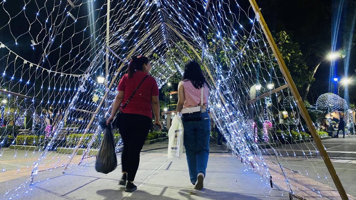 Las familias disfrutan pasar en medio de los túneles decorados con miles de luces que alegran el ambiente de celebración de las fiestas dicembrinas.
