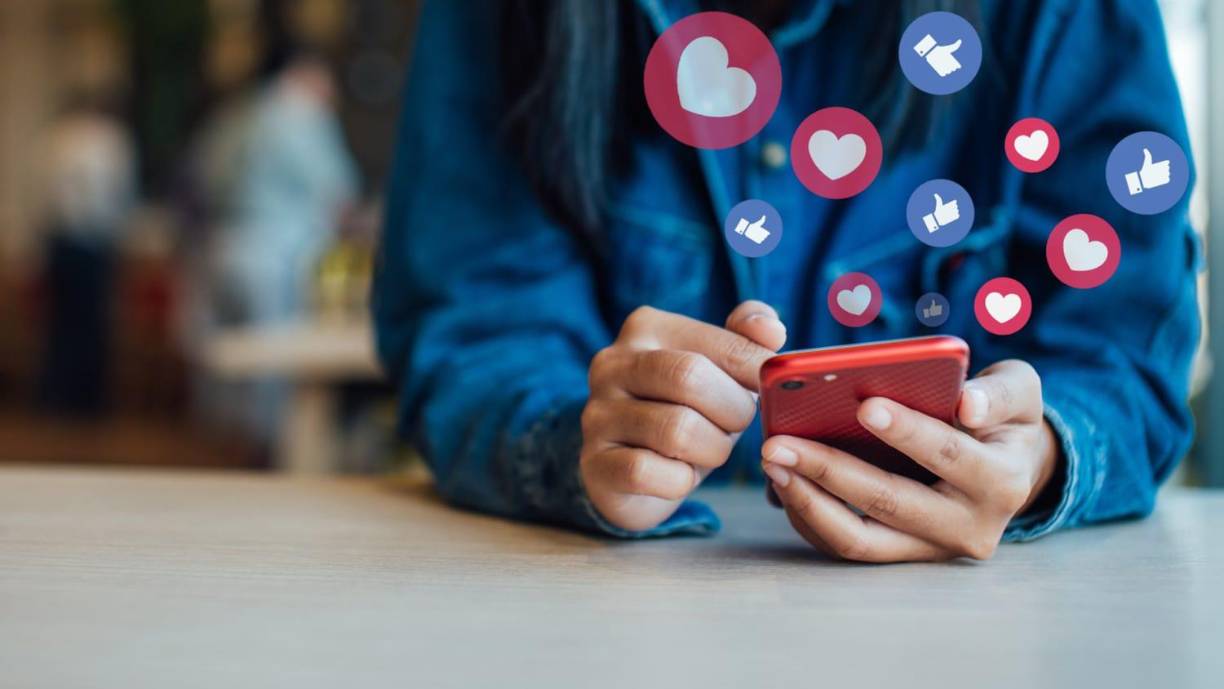 <b>4. Búsqueda de validación:</b> Necesidad constante de recibir “me gusta” o comentarios en sus publicaciones para sentirse aceptados o valorados.