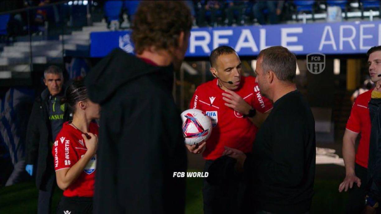 Hasta Hansi Flick se fue a reclamar sobre la polémica jugada, que terminó no contando para el Barcelona.