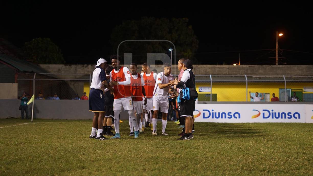La plantilla y jugadores del Honduras Progreso sorprendió ya que le hizo un pasillo al Olimpia.