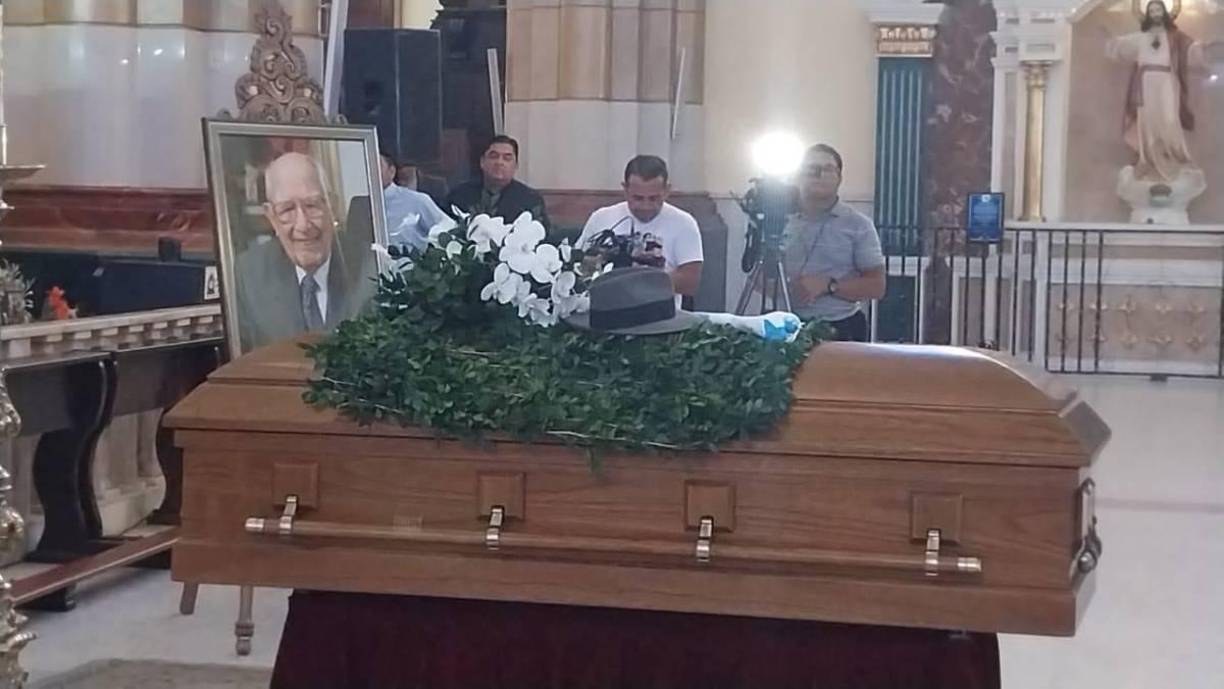 “Hace años mi madre le pidió ser sepultada al lado de sus padres”, contó y continuó “que si él quería que lo sepultaran en Santa Rosa de Copán, no se resentía”.