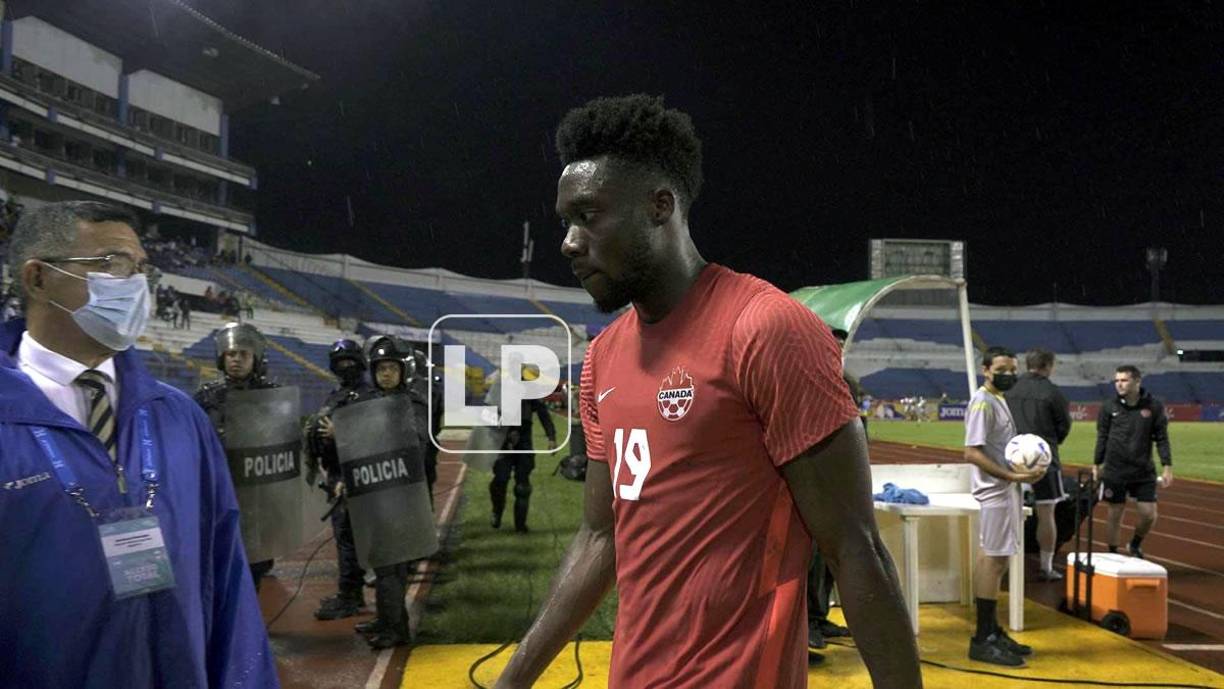 Así salió del campo Alphonso Davies tras el final del primer tiempo del partido. Nada contento.