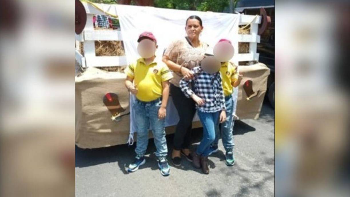 Esta es la fotografía que doña Yesenia le mandó a su hija en los desfiles donde perdió la vida.