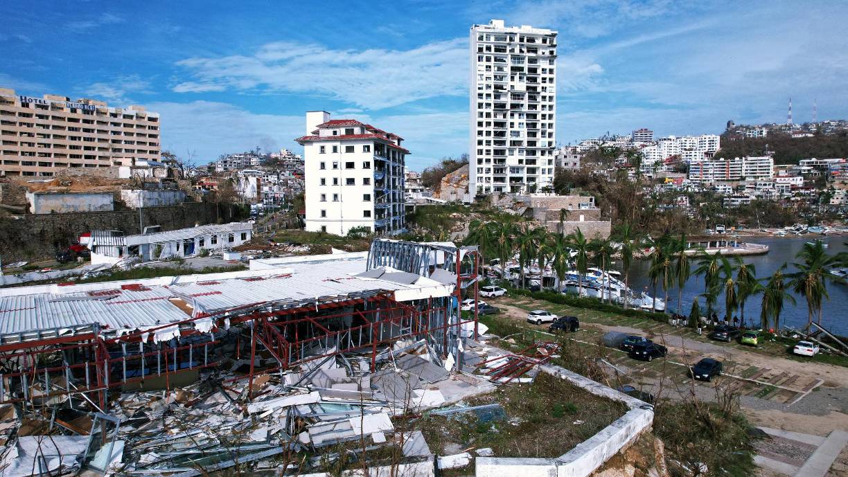 El gobierno mexicano detalló en un comunicado que el viernes entregaron 1,170 canastas de ayuda y este sábado se pretendía distribuir otras 10,000 en los sectores más empobrecidos de esta urbe portuaria de 780,000 habitantes