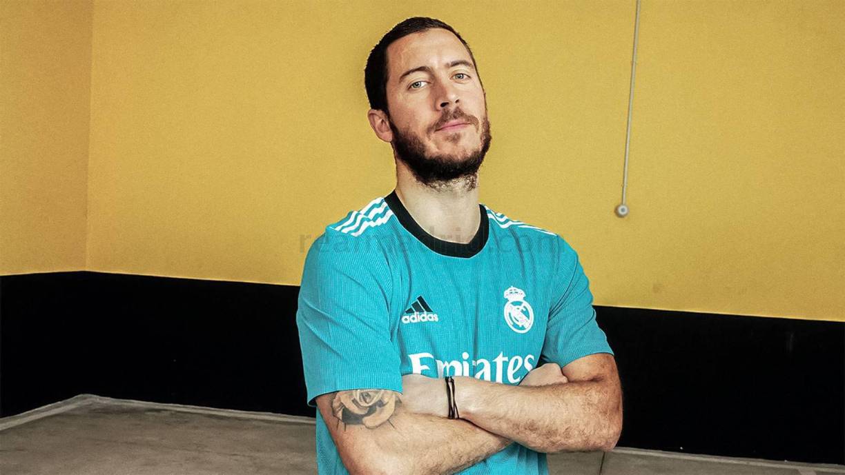 Así posó Eden Hazard con la nueva indumentaria del Real Madrid.