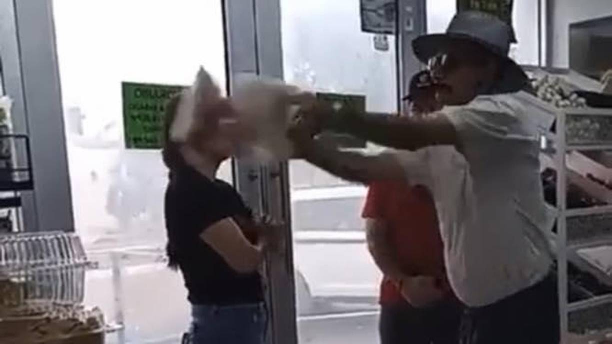 La gerente le responde que no lo parece porque “está haciendo todo lo contrario. Como un caballero deje las cosas y se retira”, le pide Alma Lourdes. 