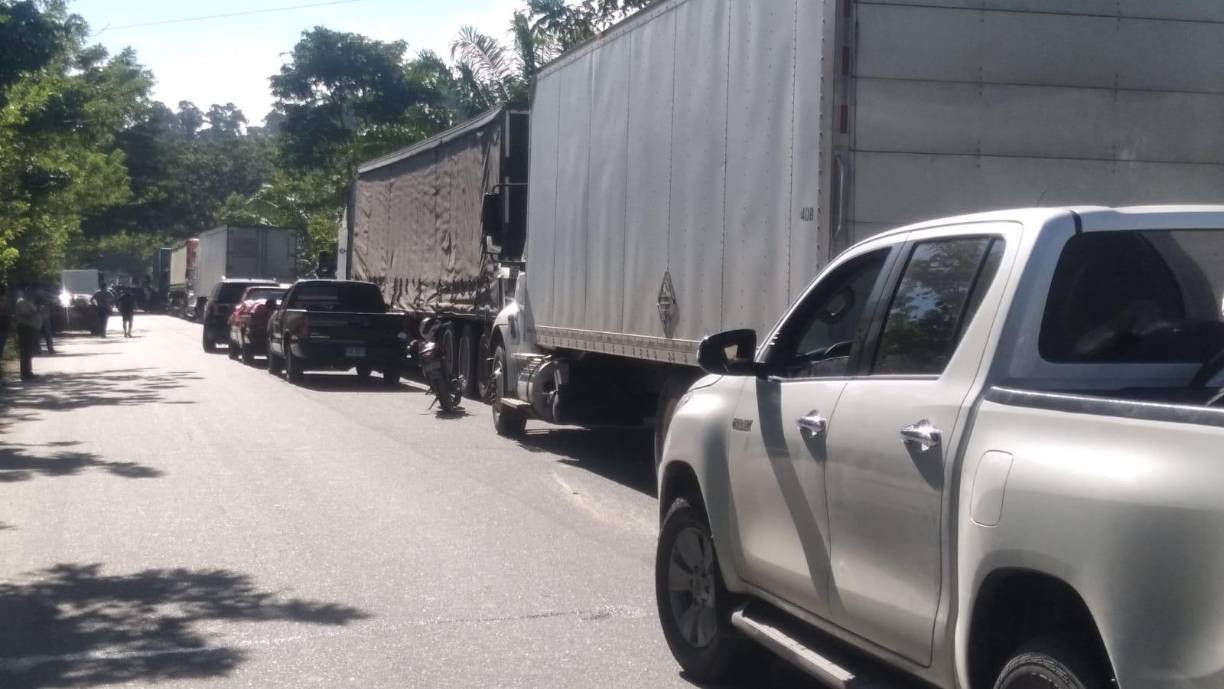 Los manifestantes pidieron a los policías ir a desalojar a los campesinos invasores y no a ellos.