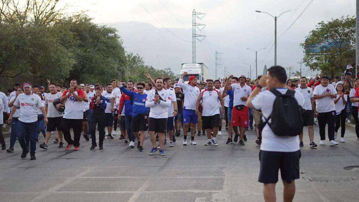 Una ola de aficionados identificados con los colores rojo, blanco y azul fueron los que predominaron en las afueras del estadio.