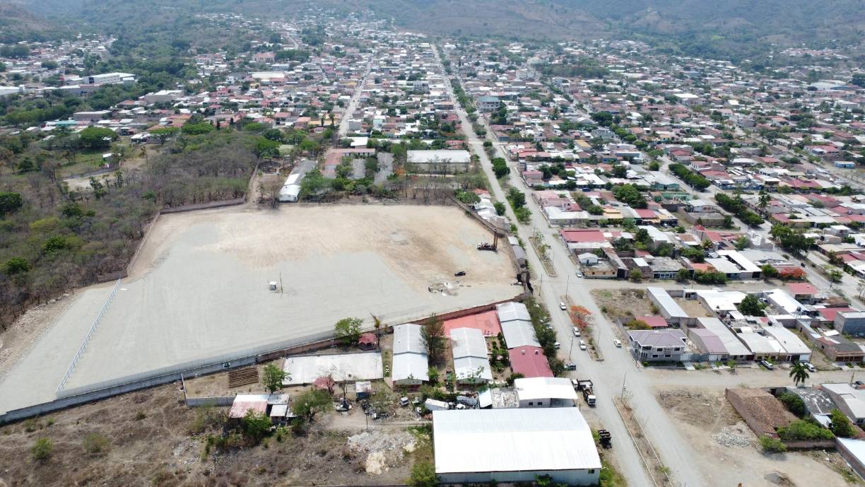 <b>El terreno para la construcción, donado por la Secretaría de Educación, comprende cuatro manzanas. Recientemente, la ministra de Salud, Karla Paredes, anunció que los tres centros asistenciales están en proceso de desarrollo (Santa Bárbara, Ocotepeque y Salamá) tendrán un costo total para la construcción y equipamiento de US$90 millones.</b>