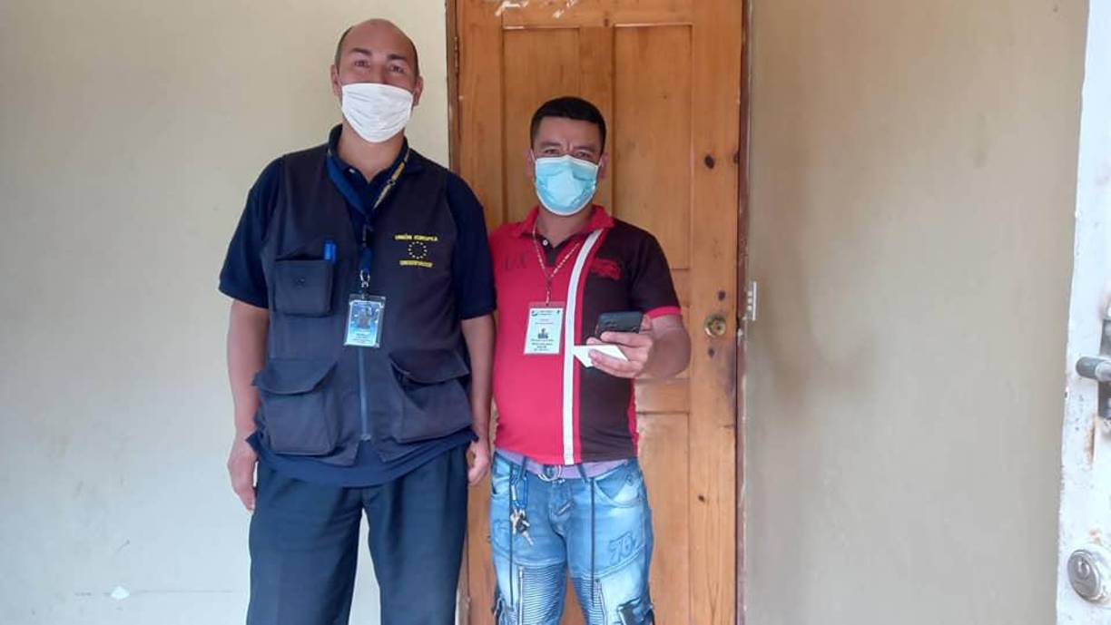 Compilar la opinión de medios de comunicación sobre las Elecciones Generales 2021 es parte del trabajo de los observadores de la MOEUEhn. Aquí uno de los observadores con Wilmer Cáceres director de radio Radio Stereo Popular 93.9 FM en Gracias, Lempira