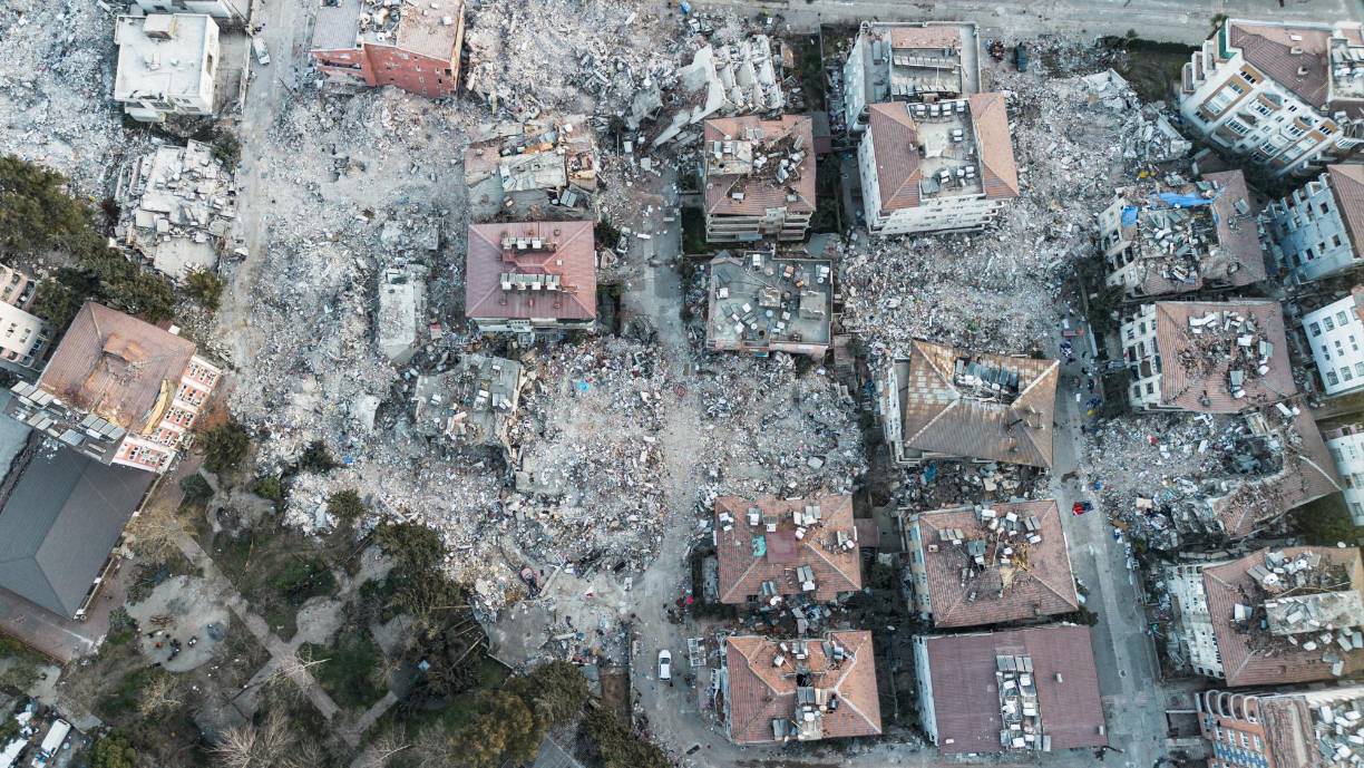 Varios edificios que quedaron en pie tras el primer terremoto no están habitados.
