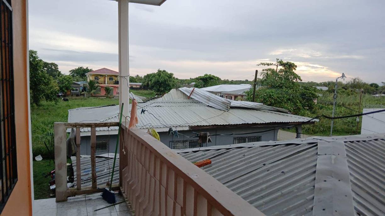 Los techos se varias viviendas fueron arrancados de las casas.