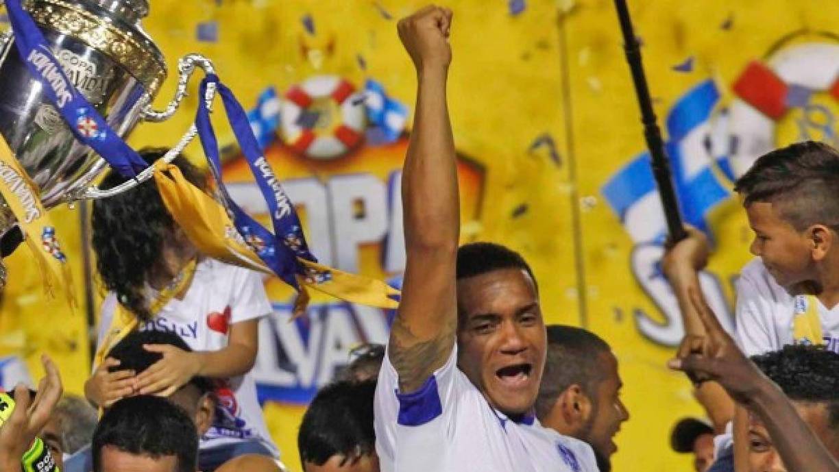 Carlos Will Mejía ganó siete títulos de Liga Nacional con Olimpia y dos con Marathón. Posee el récord de no haber perdido nunca una serie de Gran Final.