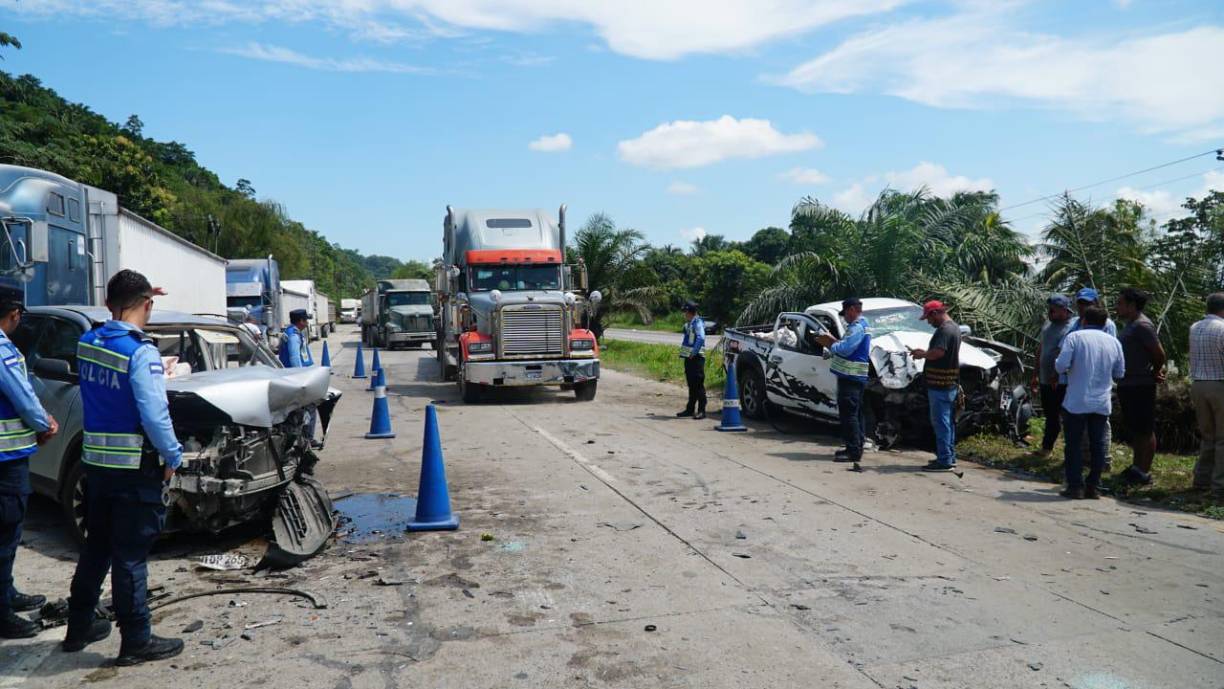 Uno de los heridos es Alfredo Domínguez, quien conducía un pickup color blanco. 
