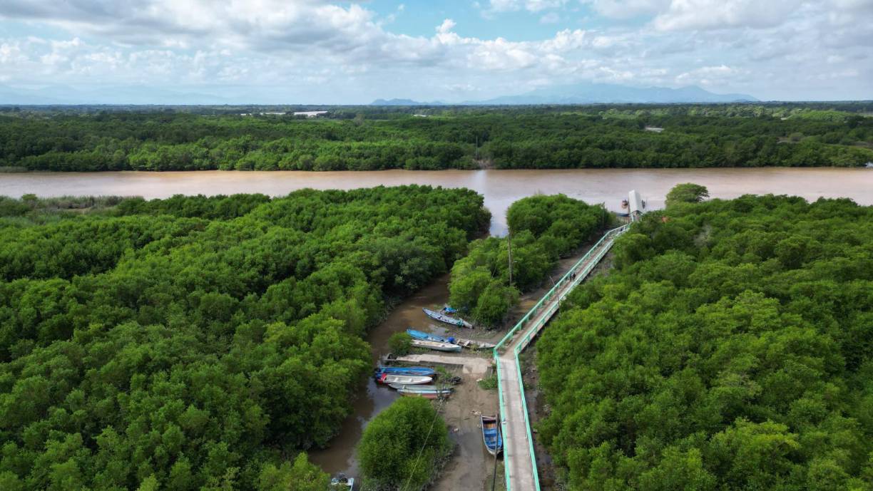 El río Aguán, desbordado tras las intensas lluvias, arrasó con la barra y los bancos de arena, dejando incomunicadas a varias comunidades.