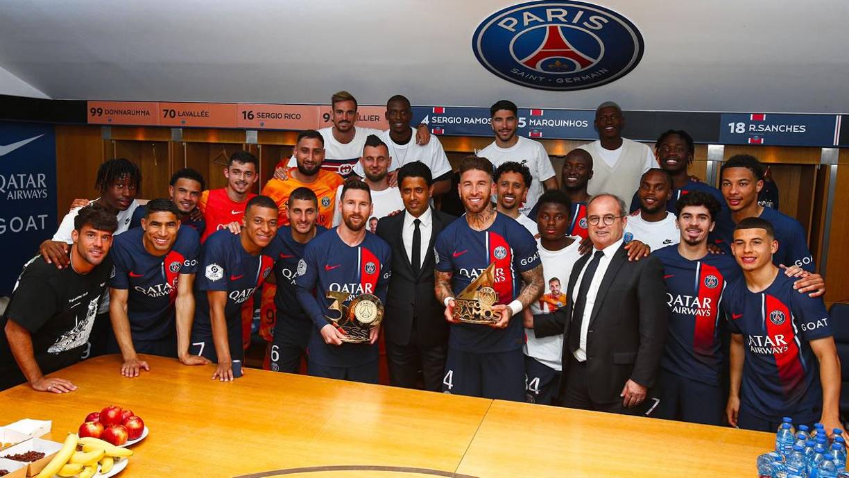 Lionel Messi y Sergio Ramos posando junto a Nasser Al-Khelaïfi y el plantel del PSG en su adiós del club.