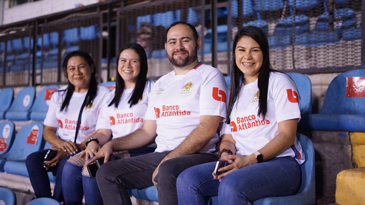 Las novias de Carlos Pineda y Edwin Rodríguez también dijeron presente y desde las graderías posaron para los lentes de Diario LA PRENSA.