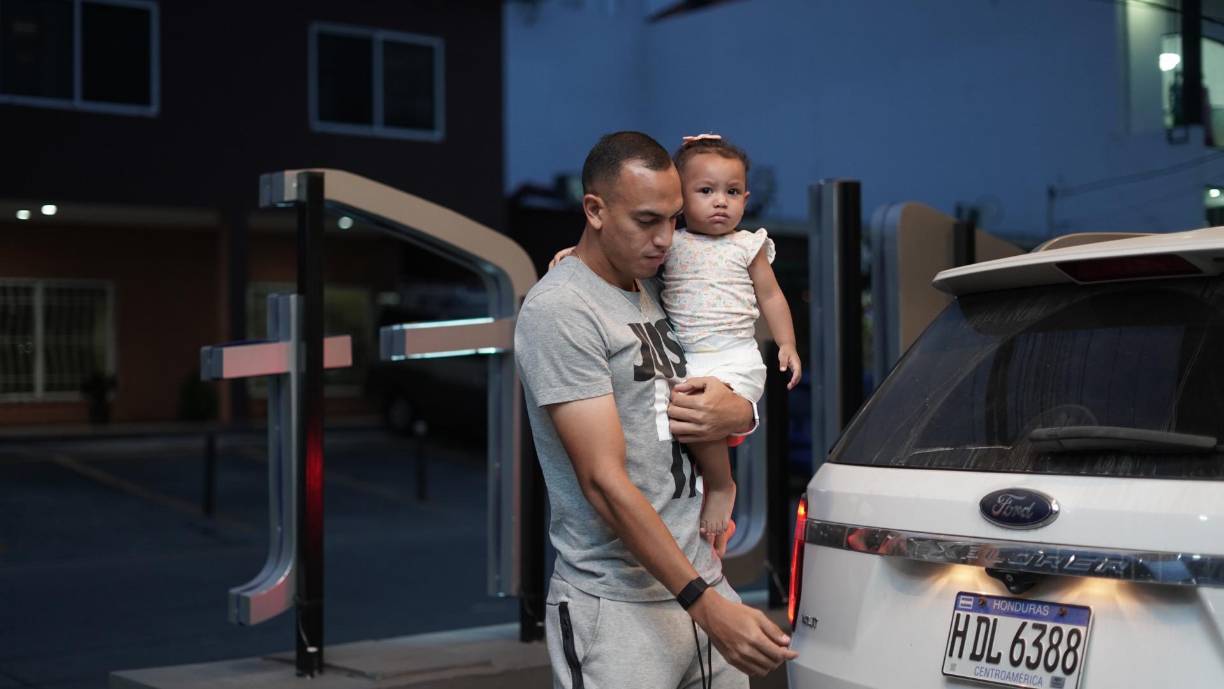 Devron García fue despedido por su pequeña bebé a quien cargó en sus brazos al momento de llegar al hotel.