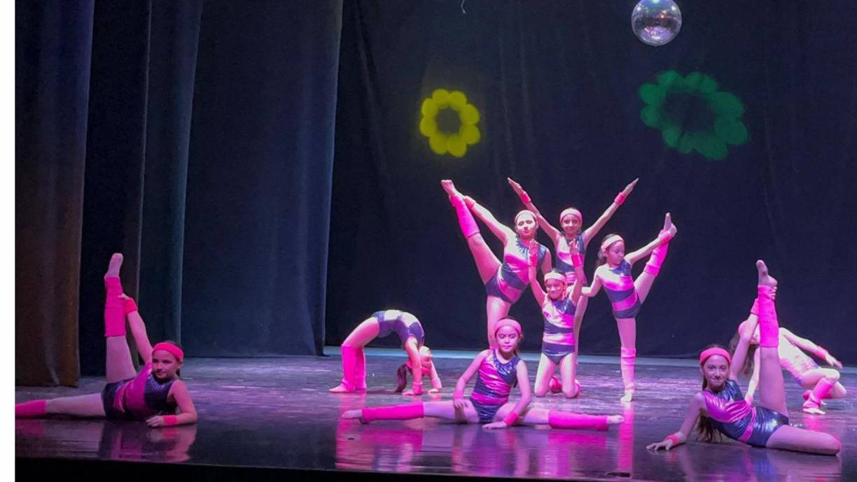 La directora Dora Villatoro agradeció conmovida el apoyo de los padres de familia: “Queremos expresarles nuestro más sincero agradecimiento, ya que sin el apoyo de los padres de familia y el talento de sus hermosas hijas, nuestras presentaciones simplemente no serían posibles”.