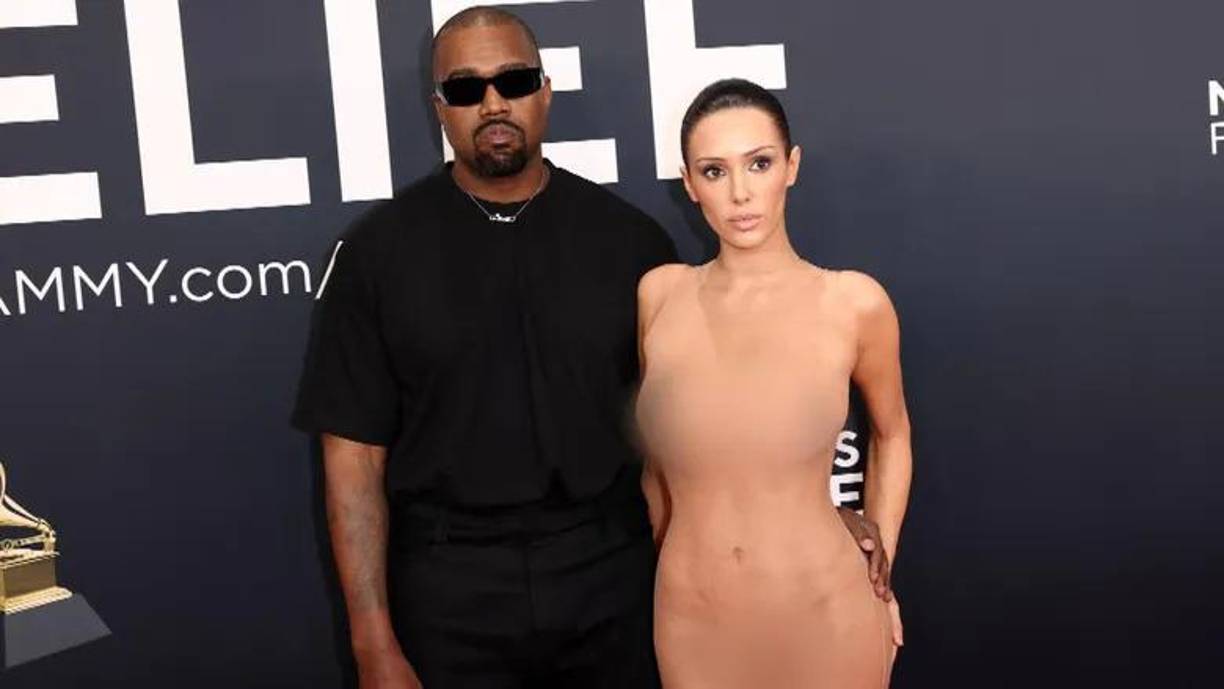 La pareja <b>Kanye West and Bianca Censori</b> presentaron estilos completamente contrastantes. Él optó por un look sobrio y monocromático, vistiendo una camiseta negra, pantalones del mismo color y botas, manteniendo un aire minimalista y casual. Ella lució <b>un diseño llamativo y poco convencional que simulaba una figura desnuda </b>con un acabado ajustado en tonos piel, generando un efecto visual que llamó la atención. Profumo sentenció: “Nuevamente, ver en la red carpet gente desnuda con una <b>malla completamente transparente como vestuario es un insulto a la misma gala</b>, salvo que el dress code haya sido ir sin ropa. Es desafortunado ver a artistas que interpreten la red carpet internacional como un sitio de nudismo.<b> Me parece un repudio a la moda y obviamente una falta de respeto a la institución del premio”.</b>