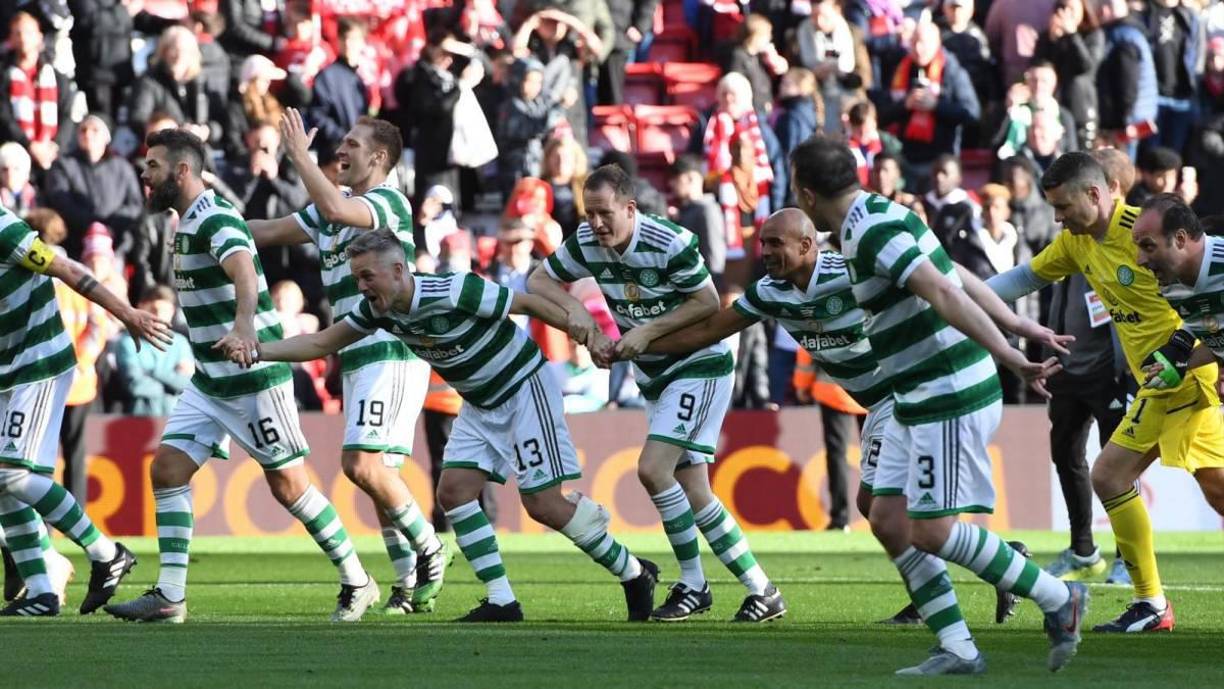 Una gran ambiente fue el que vivieron Emilio Izaguirre y las otras leyendas del Celtic. Al final, agradecieron a la afición que no paró de cantar.