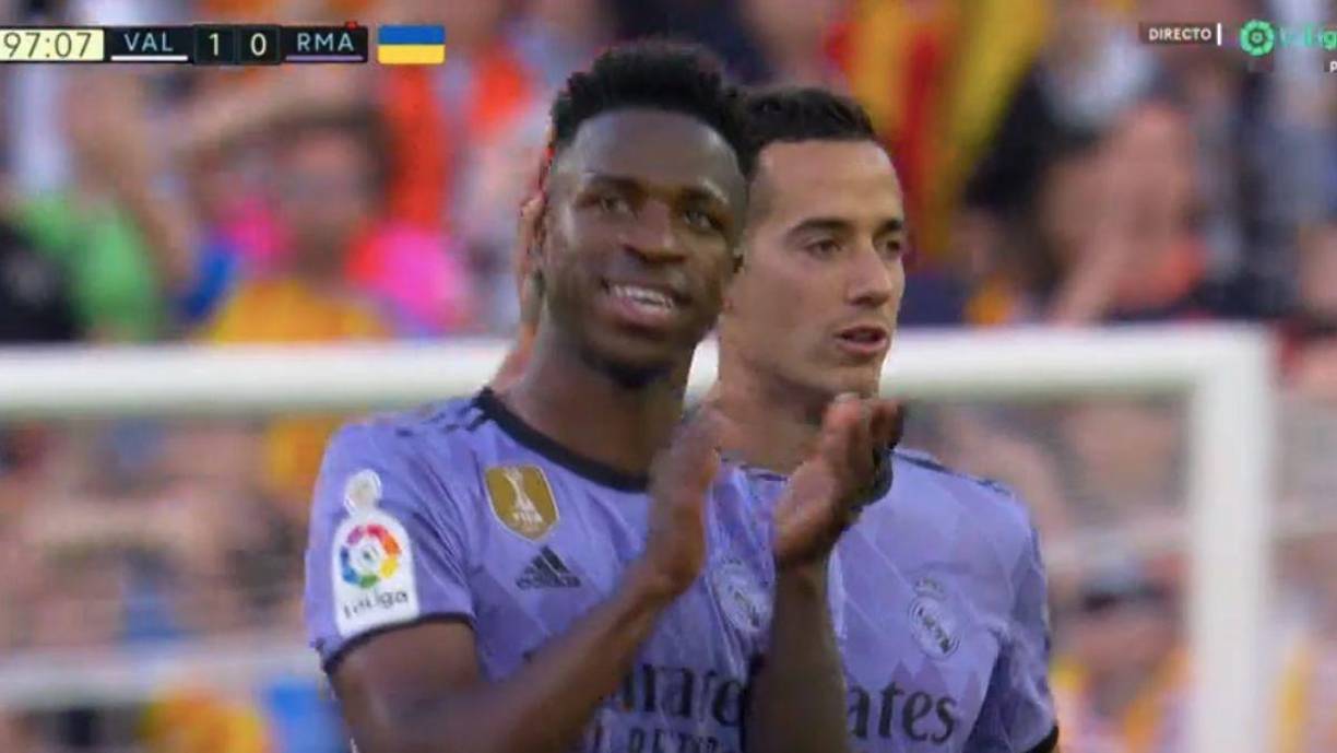 Tras ser expulsado, Vinicius se quejó de la decisión del central, le aplaudió con ironía y se marchó muy enfadado del campo de juego.