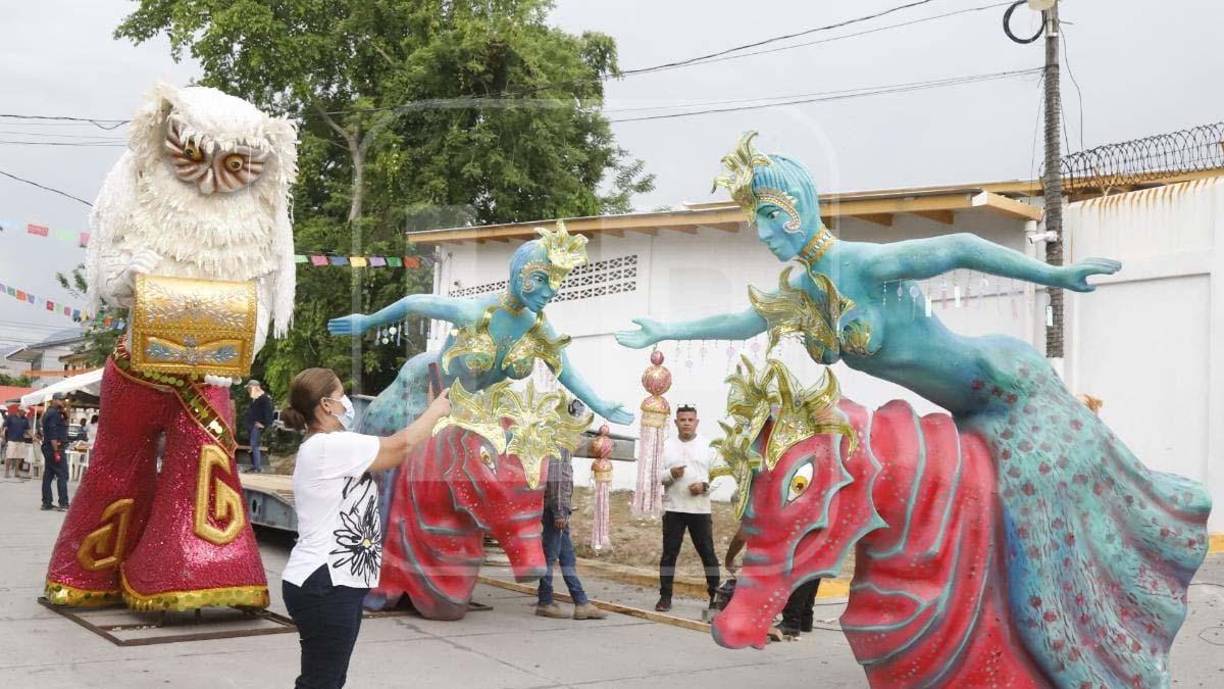 La jornada iniciará las 1:00 pm con el desfile hípico integrado por unos 350 caballos de raza, posteriormente habrá un show de motos y vehículos modificados y para luego dar paso al desfile de carrozas y comparsas 