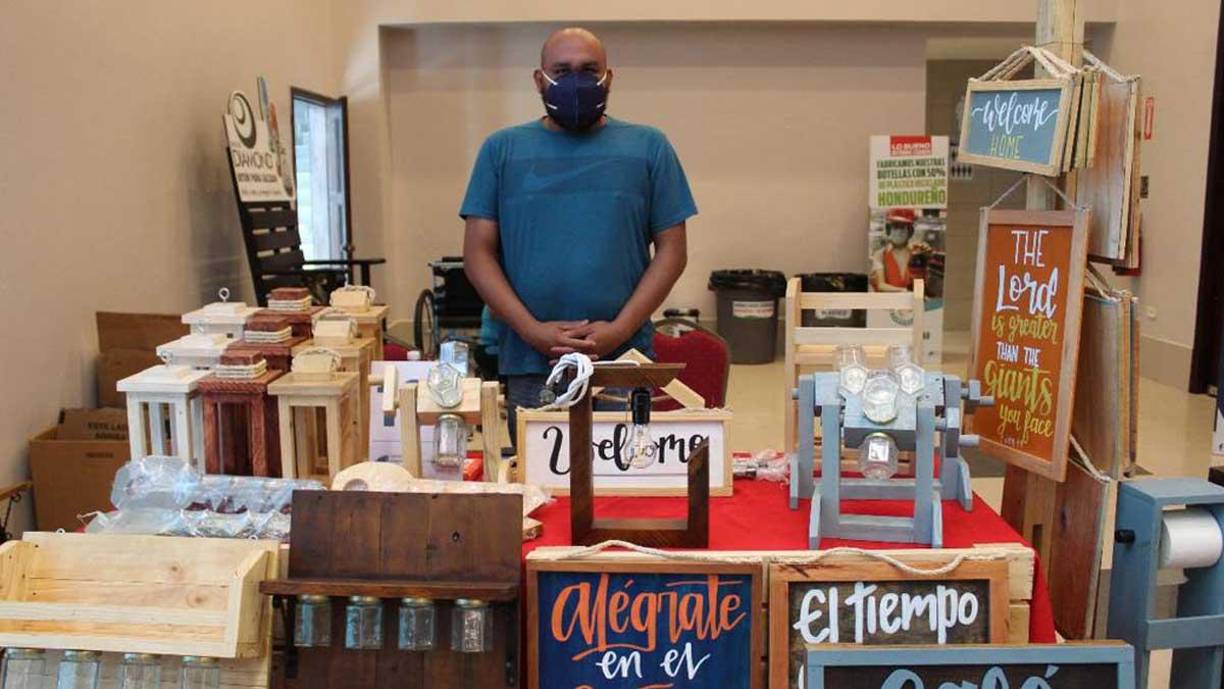 En el Bazar del Sábado se ofrecer todo tipo de artículos desde ropa, zapatos, fajas, monederos, accesorios para dama, jabones y cremas artesanales, panadería, comidas típicas hechas al instante, entre otros.