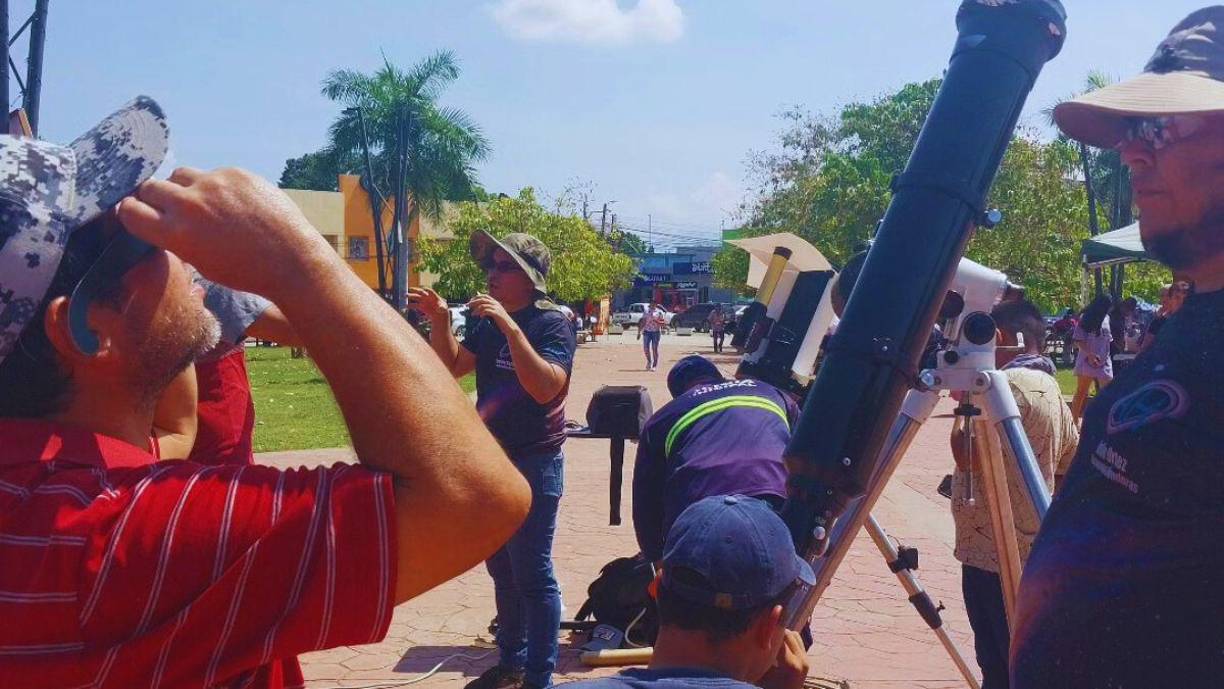 Si no tiene aparatos especiales para ver el eclipse, puede utiliza filtro para soldar número 14 . Debe ser ese, porque uno de menor número no funciona y es peligroso. Además puede utilizar lentes con certificación ISO 12312-2 sin rayones o agujeros.