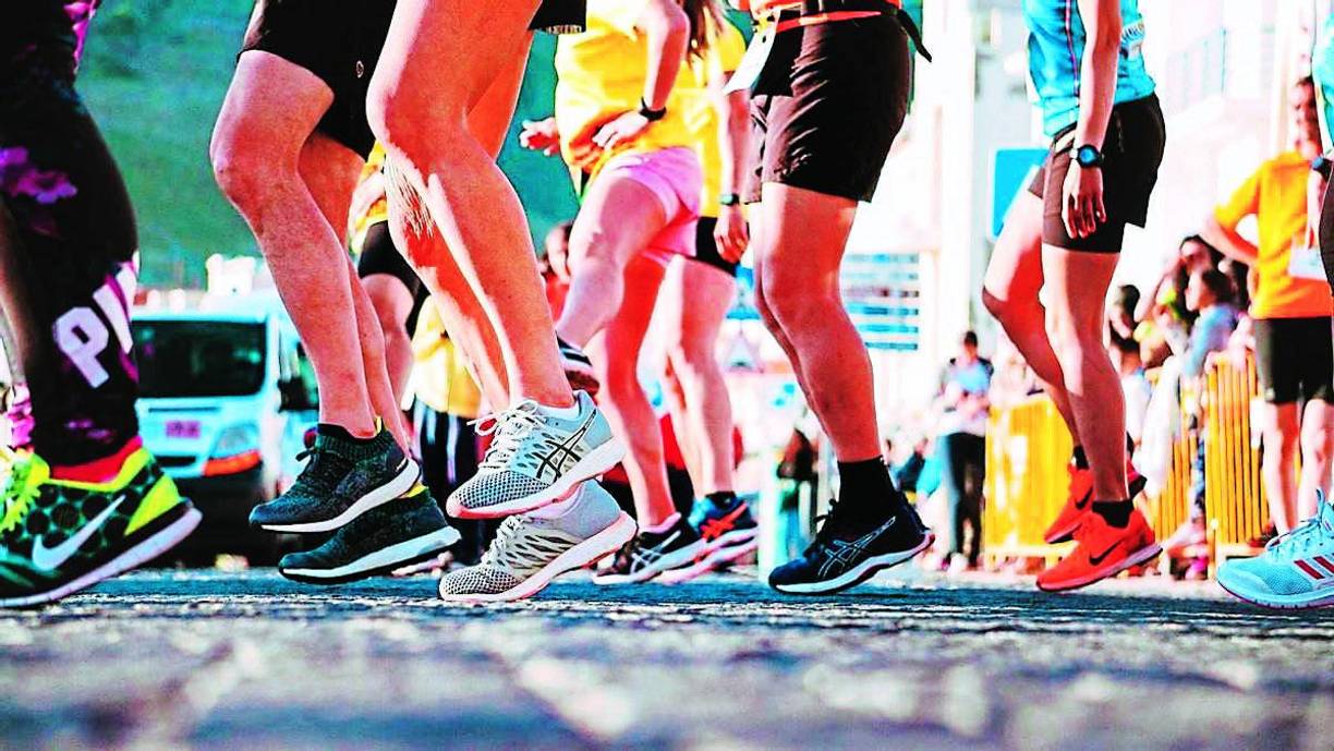 5. Ropa - El día de la competencia no debes estrenar calzado, es recomendable utilizar los tenis de los entrenamientos. Además, la ropa flexible y apta para la práctica de correr.