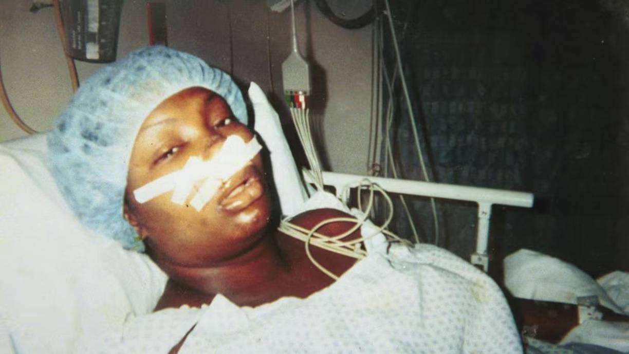 El caso ha recibido nueva atención mediática después de que Natania Reuben, una de las víctimas del tiroteo, reiterara en marzo que fue Combs quien disparó el arma que le causó una herida al centro de su cara. “Literalmente los vi sacar las armas, tenía un punto de vista claro”, declaró la afectada. “Por el amor de Dios, me dispararon en la nariz. Estaba frente a ellos directamente. Vi todo lo que ocurrió y lo he descrito impetuosamente a todas las partes involucradas”.