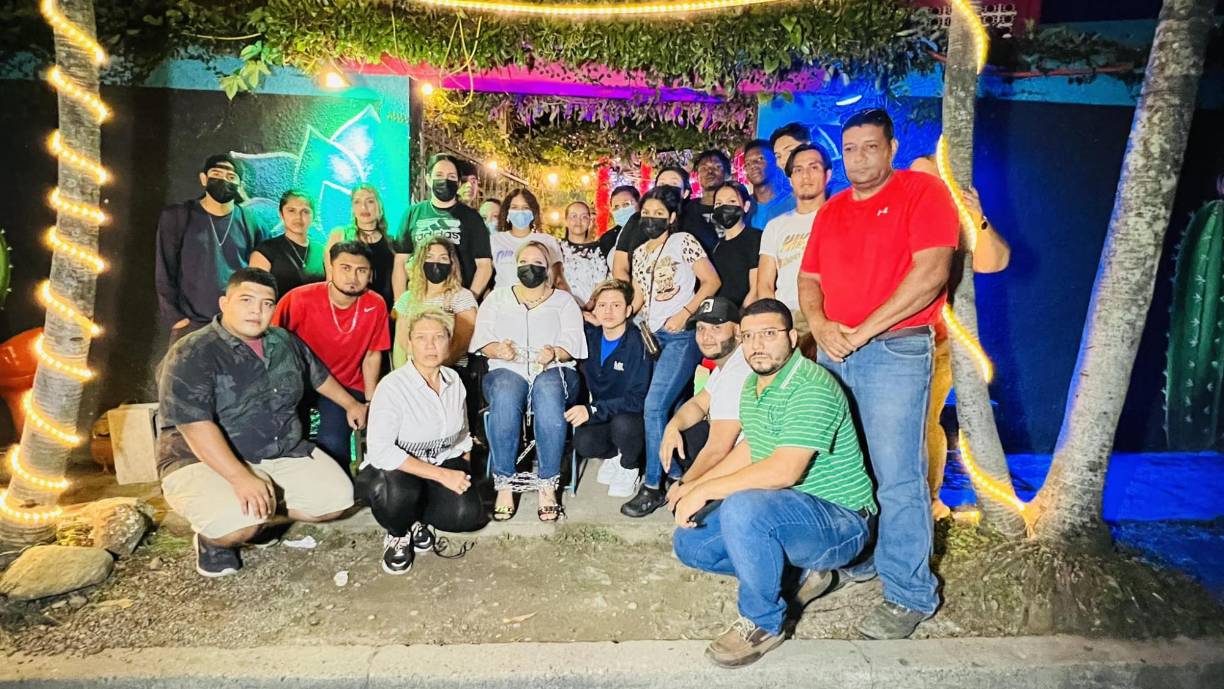 “Cierre arbitrario del alcalde Roberto Contreras, quien manifestó que este restaurante es un burdel. Se presentó con la Policía Nacional como si yo fuera una delincuente, sin una denuncia por escrito, mas que chats del celular de una vecina que es amiga de él”, denunció Altamirano.