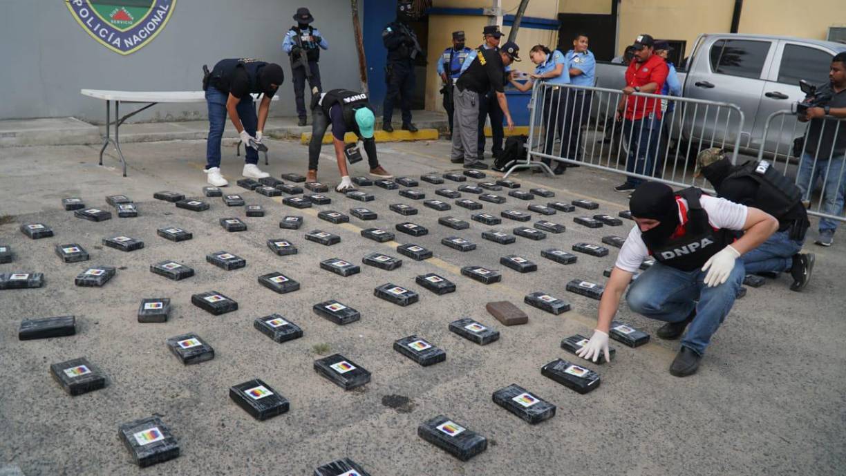 La droga era transportada en un camión blanco con placas con placas HAE6170.