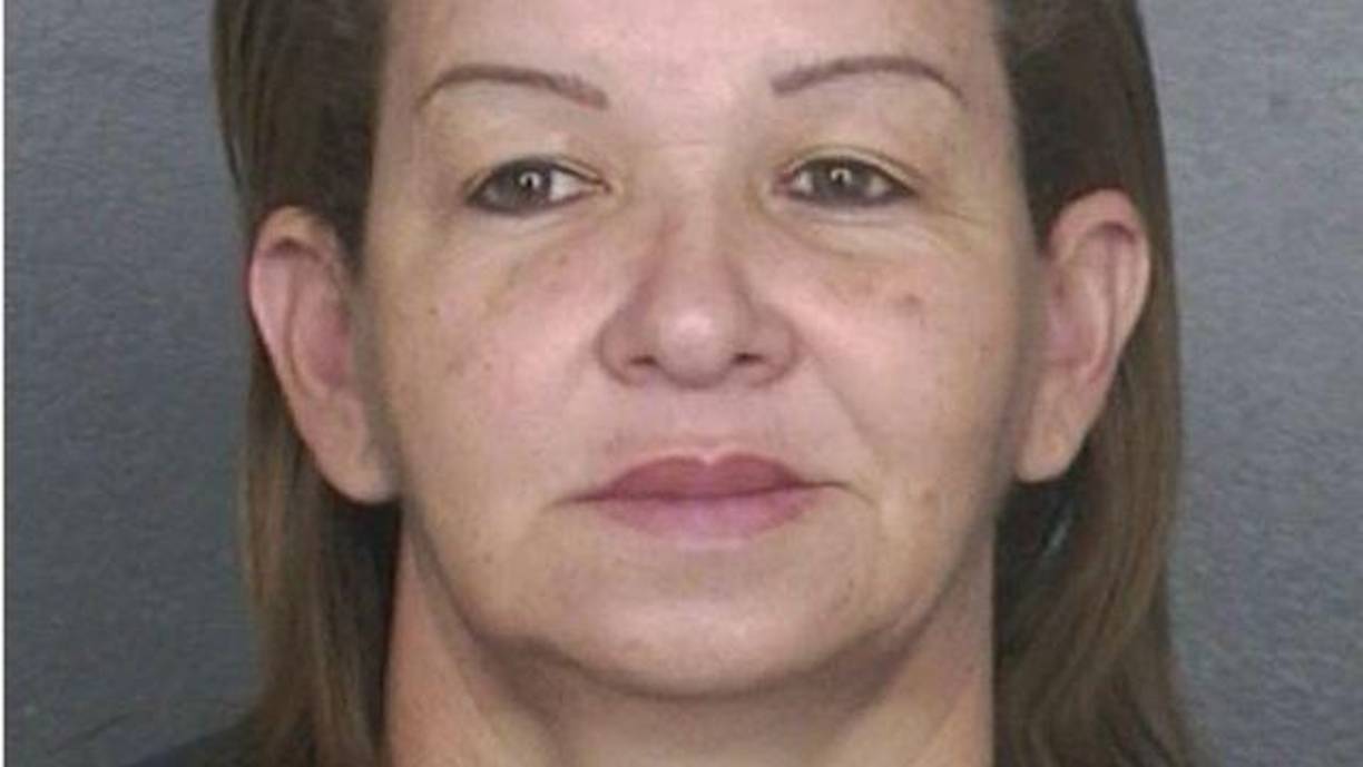 Furiosa, Sebastiana llamó por teléfono a su socio a quien le llamaba Don Walde, y comenzaron a discutir. Ante ello, la colérica criminal acudió directamente al rancho del narco quien le dijo que la esperaba en su casa para arreglar el problema. La mujer solo acudió con otros tres acompañantes: su primo Max, su hijo Antonio y uno de sus socios mexicanos llamado Rudy. Todos iban armados. 