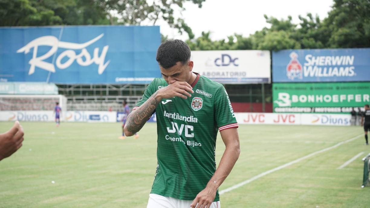 La salida de Mauro Osores del terreno de juego tras su expulsión ante UPNFM.