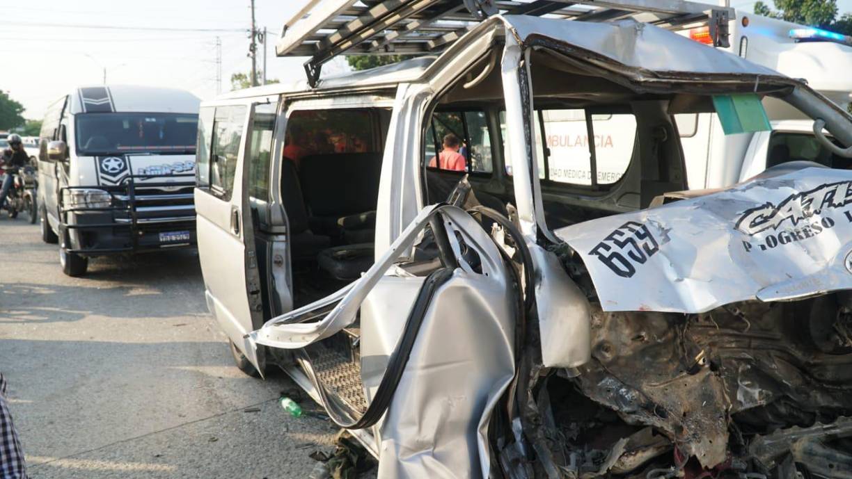 Los tres buses rapiditos, que participaron en el choque, se dirigían hacia el centro de San Pedro Sula. 