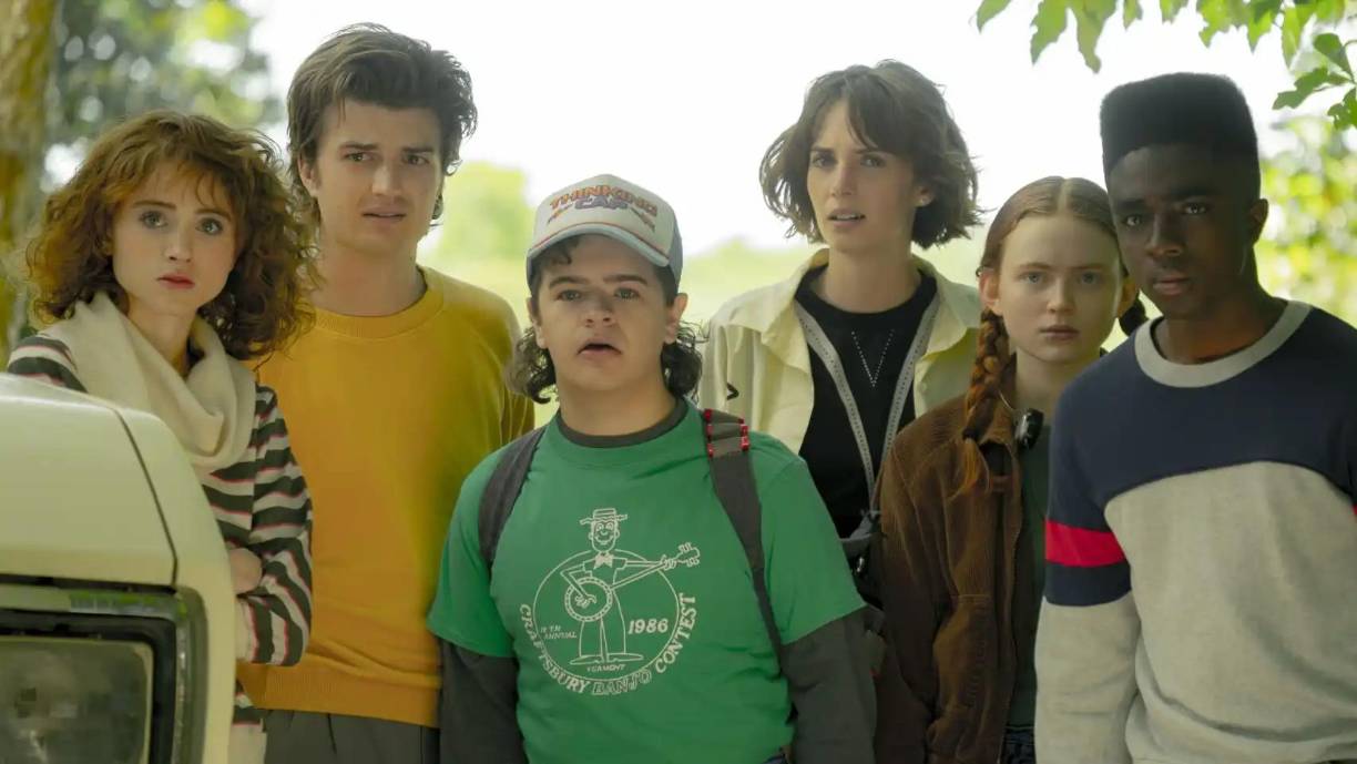 La huelga de guionistas y actores de Hollywood obligó a paralizar rodajes, lo que retrasó nuevos estrenos y llevó a las plataformas a insistir con series ya emitidas. Y eso favoreció que ‘Stranger Things’ siguiera entre las más vistas de Netflix, pese a que su cuarta temporada había llegado en 2022.