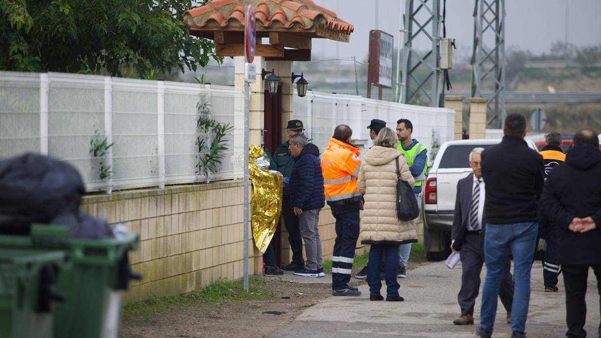 La otra zona del edificio, de una sola planta, quedó intacta gracias a una puerta cortafuegos, según los bomberos.