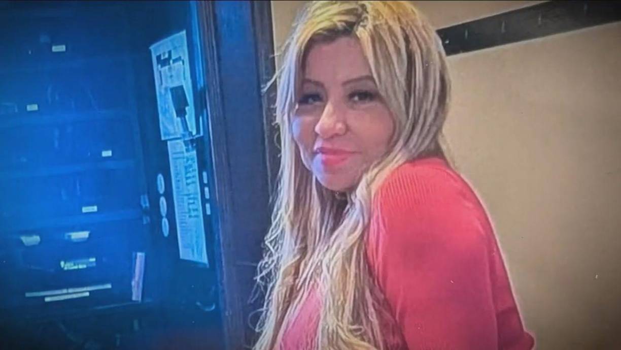 Según el fiscal de Westchester, poco después de las 3 p.m. del 14 de mayo, la víctima realizaba visitas domiciliarias relacionadas con su trabajo en South Street, Peekskill. Al tocar por error la puerta del apartamento de Jenkins, este la golpeó repetidamente en la cara. Posteriormente, la persiguió hasta la casa de un vecino y la pateó en la cabeza mientras usaba botas pesadas.