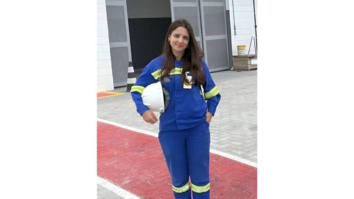 Testimonios y reportes iniciales señalan que el conductor de la máquina, quien también sufrió heridas y está bajo atención médica, no pudo controlar el vehículo, lo que lo llevó a atropellar a la ingeniera.