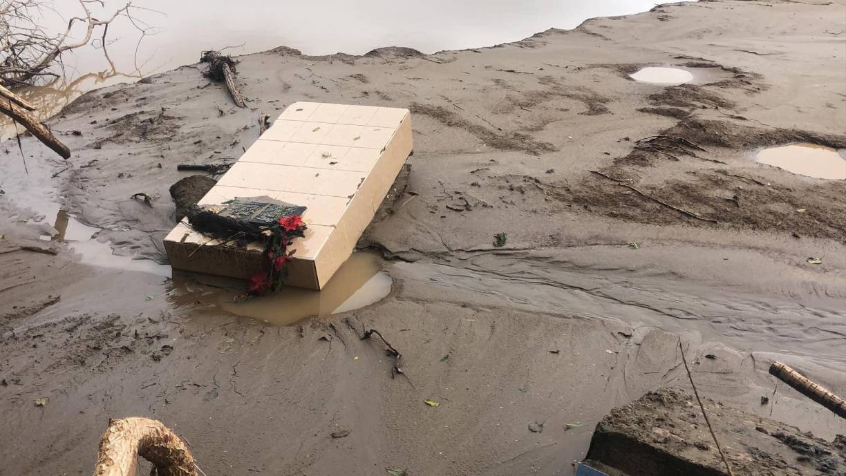 Sesenta cadáveres que estaban sepultados en el cementerio de la aldea Chapagua en Trujillo, Colón se los llevó el río Aguán. Unos quince cuerpos han sido reubicados a cementerios cercanos. “A mí me tocó sacar el cuerpo de mi madre del agua”, dijo Charlyn Alegría, una habitante del sector. 