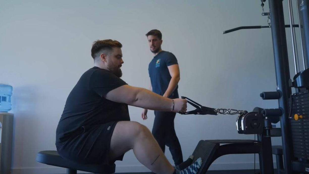 Yo es que ahora mismo soy mucho más feliz pudiendo subir escaleras sin ahogarme, pudiéndome atar los cordones de las zapatillas, pudiéndome poner el cinturón del coche y poder dormir sin mascarilla porque pesaba 170 kilos”, expresó el creador de contenido, de origen español. 